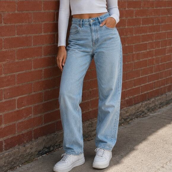 American Eagle Outfitters Denim - American Eagle Jeans Women’s 8 Straight Leg The Mom Jean Light Wash Hi-Rise
